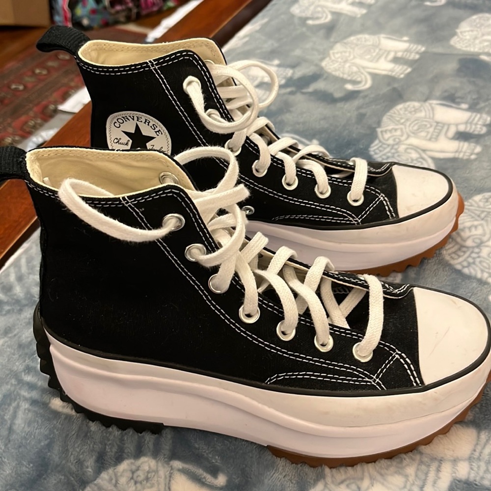 Converse women’s run star hike platform sneakers. So cute. Never worn.